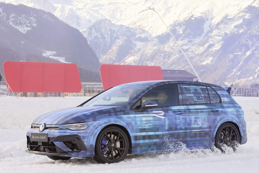 H Volkswagen αποκαλύπτει το νέο Golf R  στο Ice Race στο Zell am See