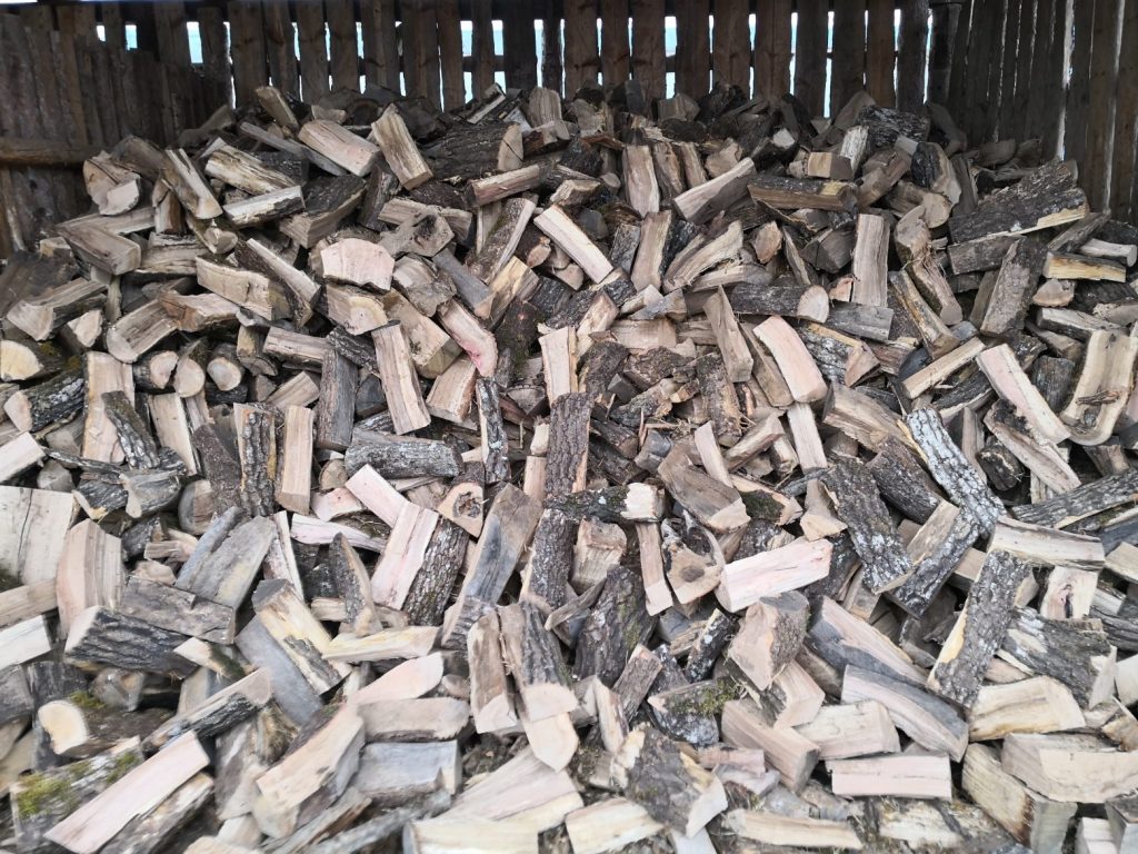 Τρέχουν άρον-άρον για καυσόξυλα πριν… τους πιάσει το χιόνι