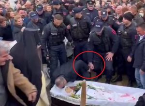 Νέο αποκαλυπτικό βίντεο – Ο Μπελέρης με χειροπέδες πάνω από το φέρετρο της γιαγιάς του