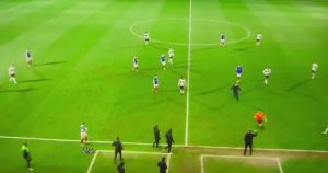 Χαμός στην Αγγλία: Οπαδός μπήκε στον αγωνιστικό χώρο και κυνήγησε διαιτητή (εικόνες & βίντεο)