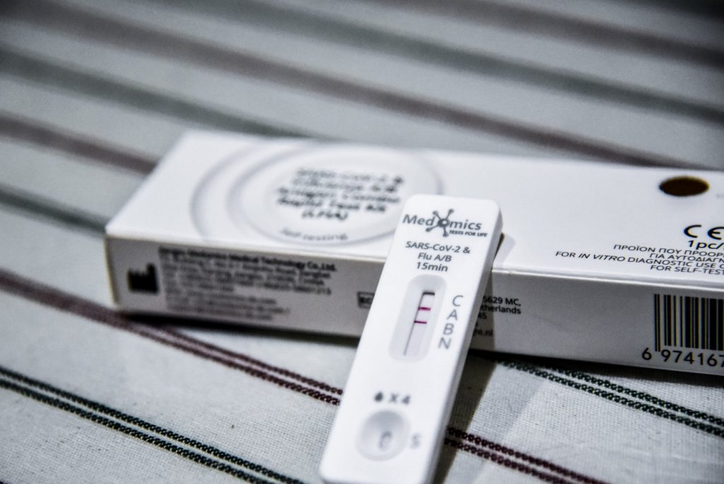 Το «κοκτέιλ» ιώσεων και Covid φτάνει στα όρια τις αντοχές του ΕΣΥ – Οι προβλέψεις μετά το άνοιγμα των σχολείων