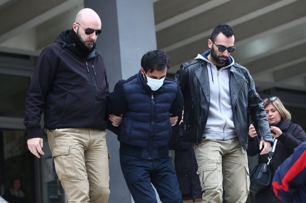 Γυναικοκτονία Θεσσαλονίκη: Ο 39χρονος παρακολούθησε ψυχρός κι ανέκφραστος την κηδεία της συντρόφου του από το κελί του