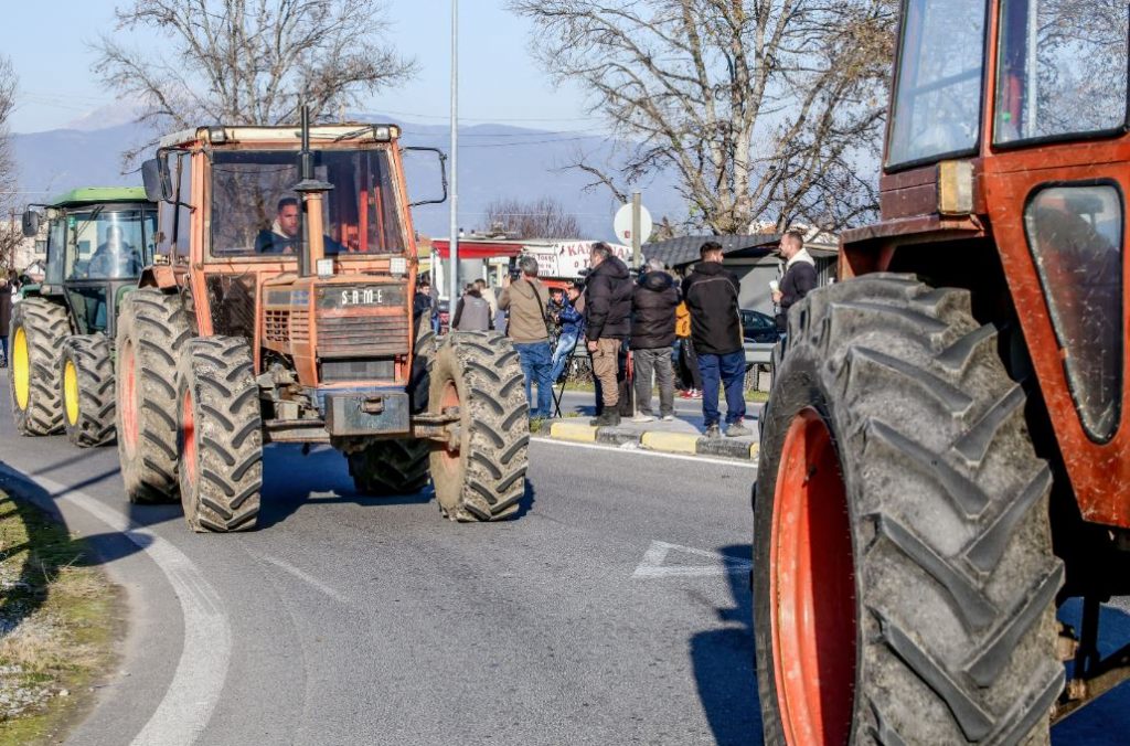 Συναγερμός στο Μαξίμου από τα μπλόκα των αγροτών – Σκληραίνουν τη στάση τους οι Θεσσαλοί αγρότες