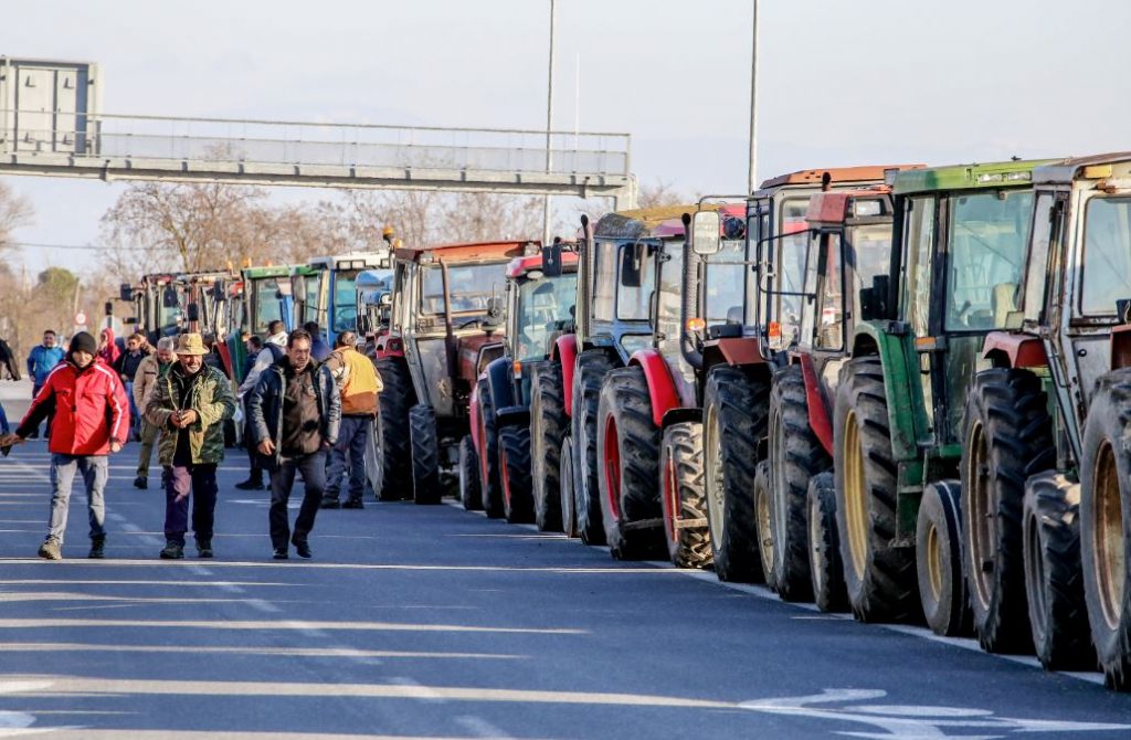 Αγρότες: Παραμένουν και ενισχύουν τα μπλόκα