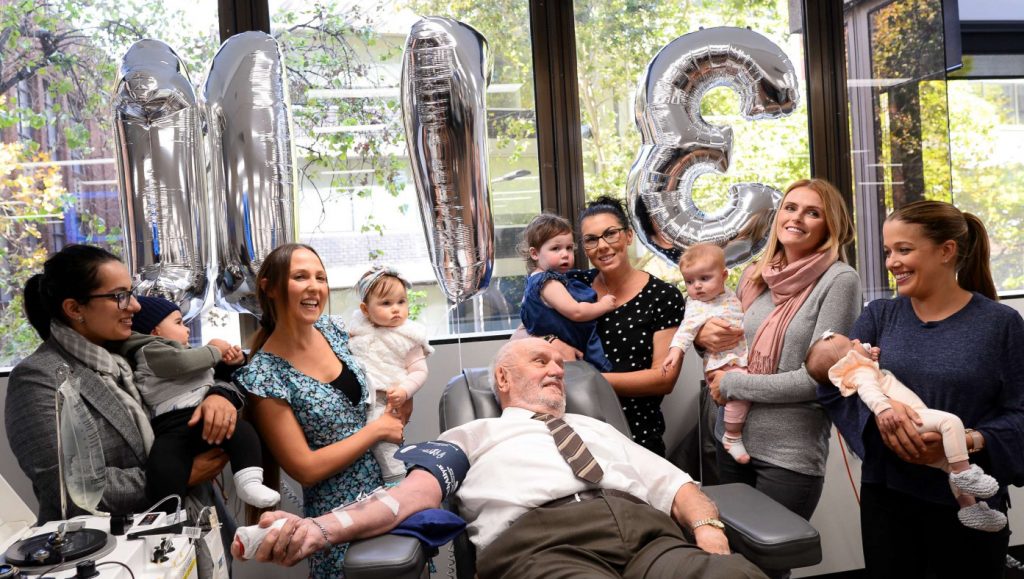 Αυστραλία: Πώς ένας άνθρωπος κατάφερε να σώσει 2.4 εκ. μωρά δωρίζοντας το αίμα του