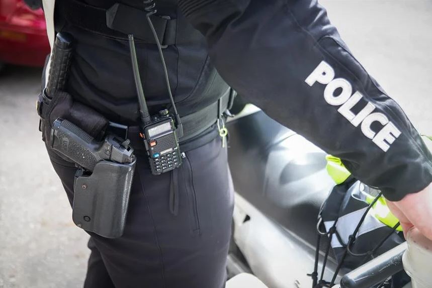 ΕΛ.ΑΣ.: Σε διαθεσιμότητα ο αστυνομικός που αφαιρούσε όπλα από αστυνομικό τμήμα στην Αττική
