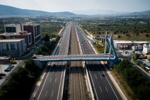 Σοβαρό τροχαίο στην Αττική Οδό – ΙΧ έκανε αναστροφή και συγκρούστηκε με άλλο όχημα