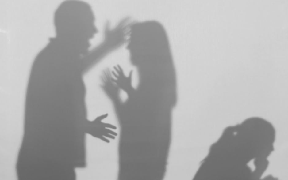 Ενδοοικογενειακή βία στην Κρήτη: Χαστούκιζε τη σύζυγό του στο δρόμο