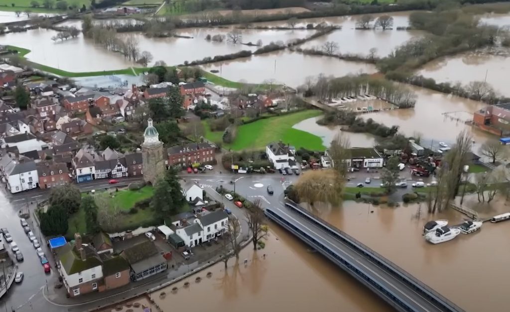 Η κακοκαιρία Χενκ «αναστατώνει» την Αγγλία – Πλημμύρες και κλειστοί δρόμοι εγκλωβίζουν τους πολίτες στα σπίτια