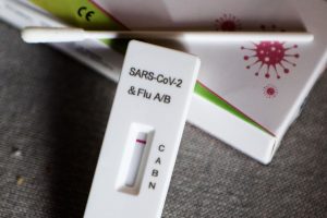 Κορονοϊός: Προς κορύφωση το νέο κύμα – Πώς άλλαξαν τα συμπτώματα με το στέλεχος JN.1