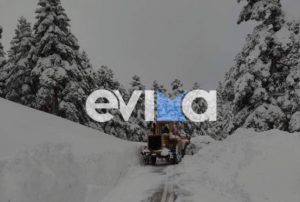 Καιρός: Στα λευκά πολλές περιοχές της Ελλάδας – Κλειστοί δρόμοι από το πυκνό χιόνι