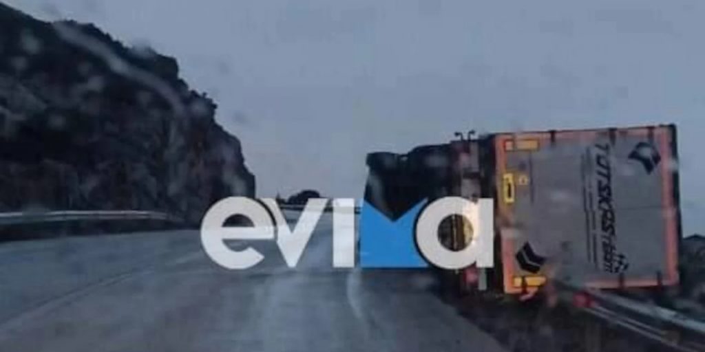 Σοκαριστικό τροχαίο στην Εύβοια – Νταλίκα κρέμεται σε γκρεμό για ώρες