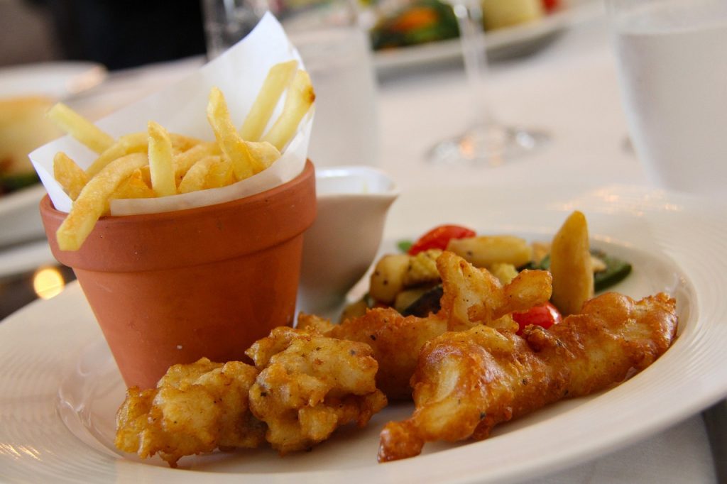 Η Βρετανία εκπέμπει SOS – Τα παραδοσιακά fish and chips κινδυνεύουν με αφανισμό