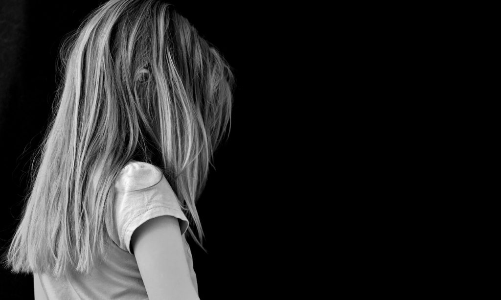 ΗΠΑ: Χειροπέδες σε 33χρονη που κατέγραψε τον βιασμό 7χρονης και έδειξε το βίντεο σε άλλο παιδί