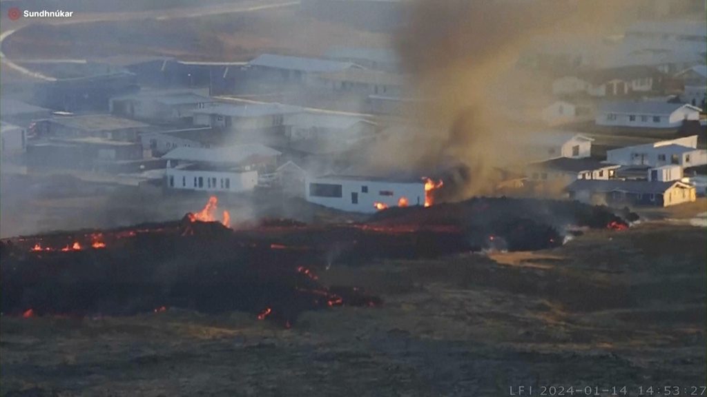 Ισλανδία: Στο έλεος της λάβας τα σπίτια στο Γκρίνταβικ – «Είναι σαν ταινία καταστροφής»