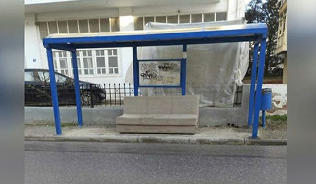 Απίστευτο περιστατικό στη Θεσσαλονίκη: Παράτησαν καναπέ σε στάση λεωφορείου του ΟΑΣΘ