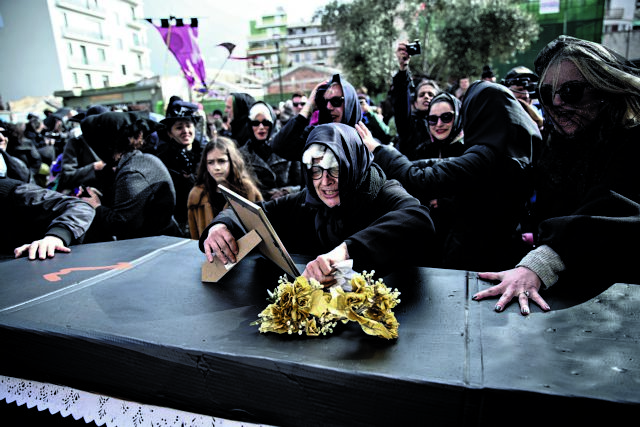 Οταν γινόταν η κηδεία, ήρθαν γυναίκες κουστωδία