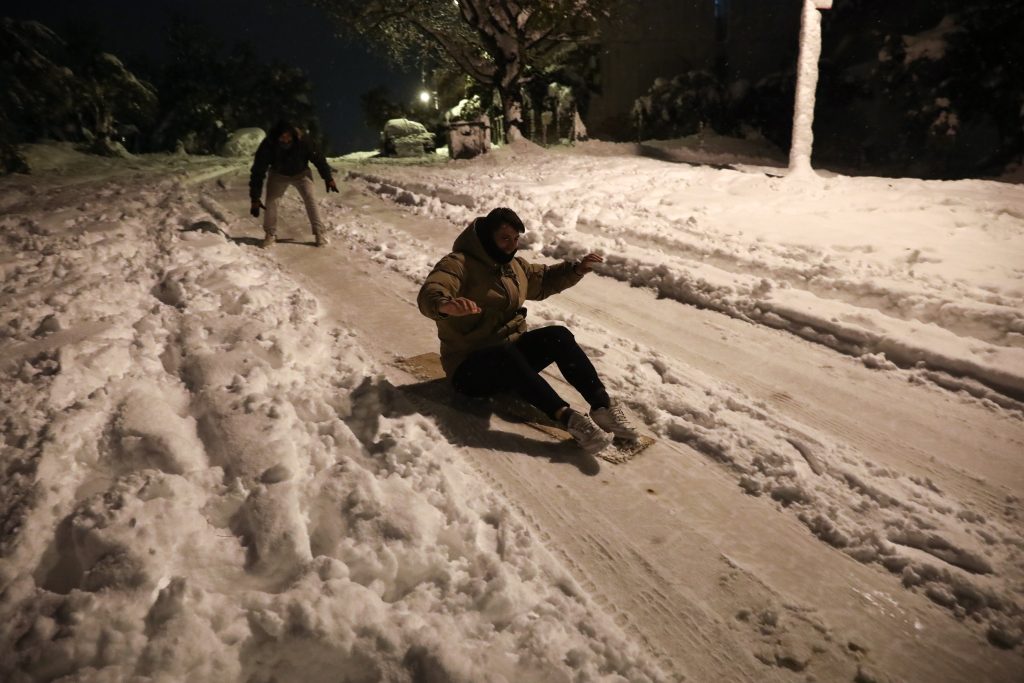 Καιρός: Έκτακτα μέτρα για τον χιονιά που «απειλεί» και στην Αττική – Κλειστά σχολεία, διακοπές κυκλοφορίας και αλυσίδες