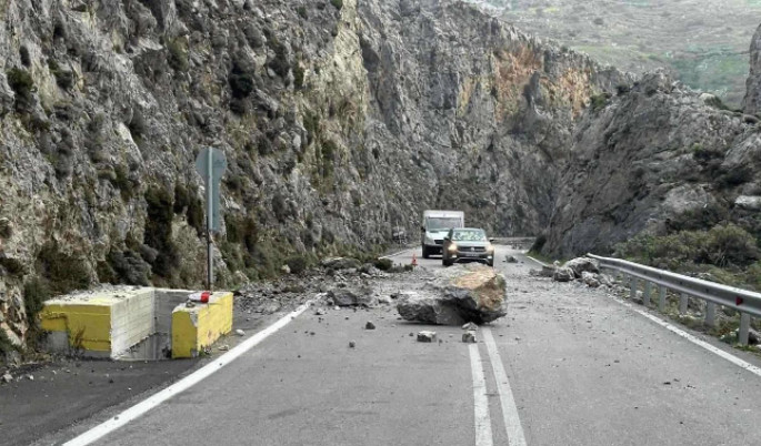 Κρήτη: Βράχος αποκολλήθηκε και έπεσε σε όχημα την ώρα που διέσχιζε τον δρόμο