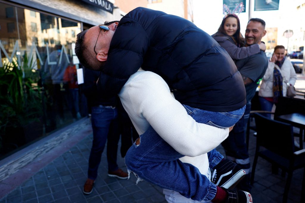 Αντιδράσεις έκπληξη όσων κερδίζουν στο πρωτοχρονιάτικο λαχείο  – Τι αναφέρει ειδικός