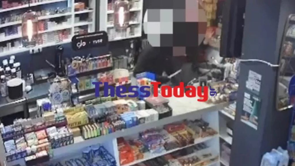 Τρομακτικό βίντεο –  Καρέ καρέ η ληστεία με μαχαίρι σε μίνι μάρκετ στη Θεσσαλονίκη