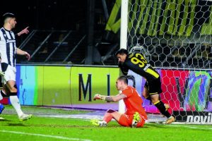 Τον γκρέμισε από την κορυφή