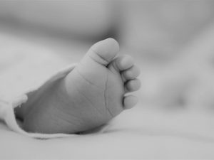Βέροια: Κάταγμα κρανίου υπέστη το βρέφος από τα χτυπήματα της μητέρας του