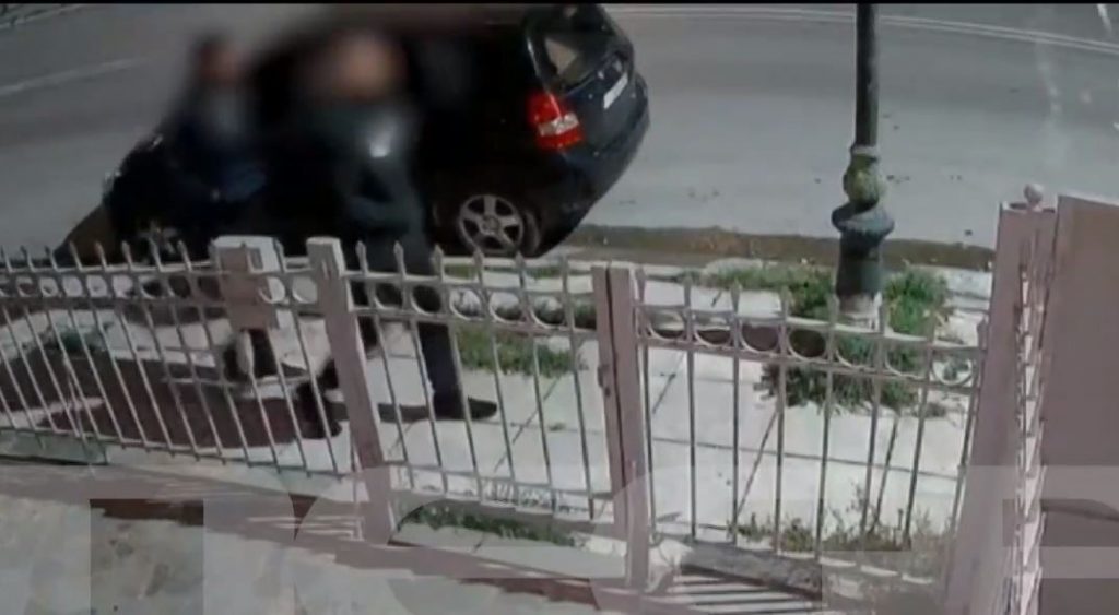 Βίντεο ντοκούμεντο με συμμορία διαρρηκτών που ξυλοκόπησαν 52χρονο μέσα στο σπίτι του