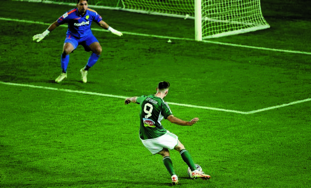 Καρδιοχτύπι και «επαγγελματική» νίκη με Σπόραρ