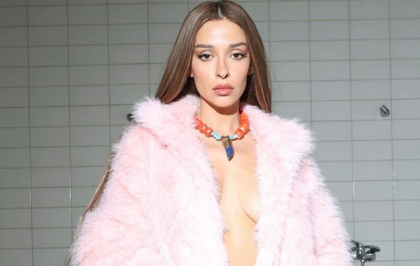 Ελένη Φουρέιρα: Topless με ροζ γούνινο πανωφόρι δίνει νέα σημασία στο «fuego»