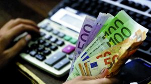 Ποιοι θα πληρώσουν λιγότερο φόρο φέτος