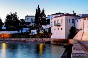 Ο καλός οικοδεσπότης Στέφανος, τα γλυκά του Φάμελλου, ο οίκος Schiaparelli…