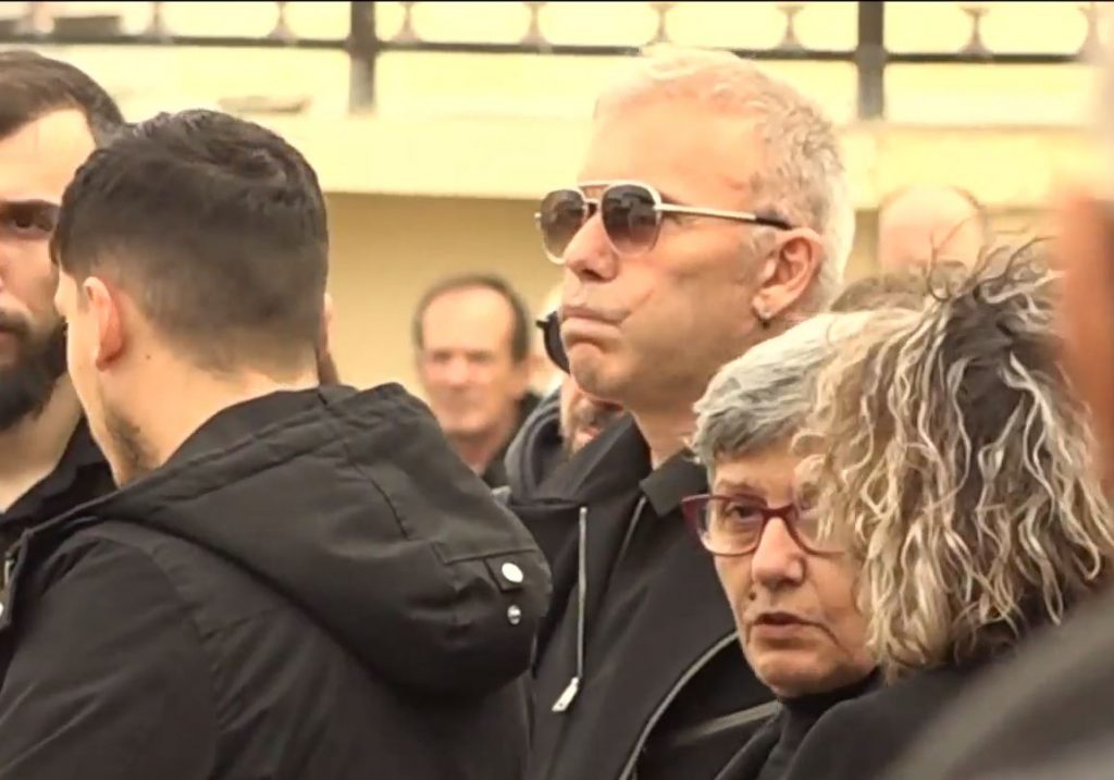 Ράγισαν καρδιές στο τελευταίο αντίο στον Νίκο Ρόκκο – Συντετριμμένος ο αδερφός του, Στέλιος