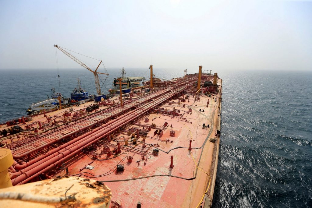Πάνω από 100 τάνκερ αλλάζουν ρότα λόγω Χούθι – Τι γίνεται με το πετρέλαιο