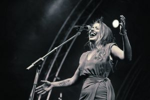 Ιουλία Καραπατάκη: «Ακουγα μέταλ και έπαιρνα 19 στη βυζαντινή μουσική»