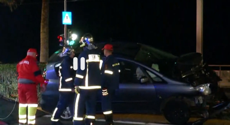 Τροχαίο στη Λ. Ποσειδώνος: Αυτοκίνητο έπεσε πάνω σε προστατευτικές μπάρες
