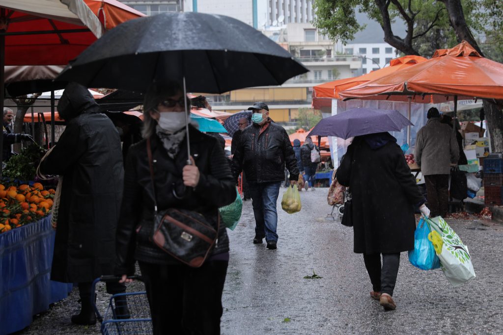 ΙΝΕ/ΓΣΕΕ: Διολισθαίνει το βιοτικό επίπεδο των Ελλήνων – Ο πληθωρισμός συρρίκνωσε τις δαπάνες