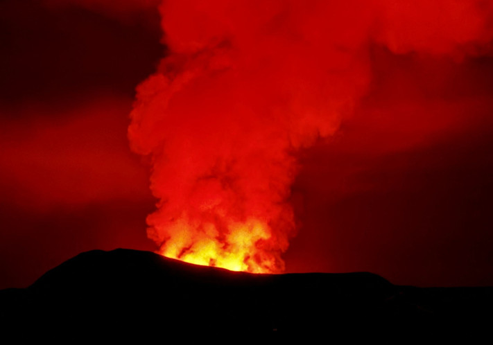 Ισλανδία: Καίγεται το Γκρίνταβικ μετά την έκρηξη του ηφαιστείου – Σε σπίτια έφτασε η λάβα