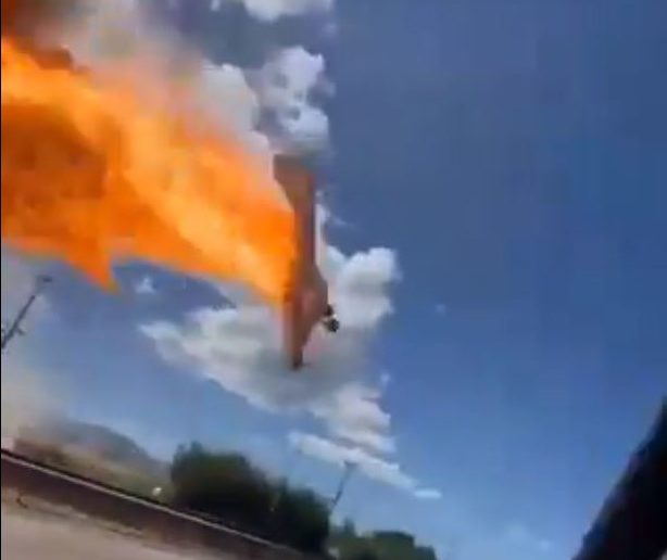 Συγκλονιστικά βίντεο: Συντριβή πυροσβεστικού αεροσκάφους σε αυτοκινητόδρομο
