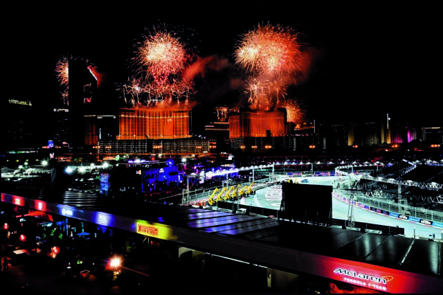 Τα κεφάλια μέσα!