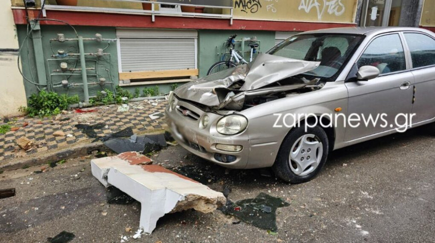 Χανιά: Σμπαράλια έγιναν δύο οχήματα που βρίσκονταν κάτω από μπαλκόνι όταν κομμάτι κατέρρευσε