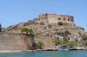 Ο Άγιος Βασίλης δεν σταμάτησε ποτέ στη Σπιναλόγκα – Ένα παιδί που γεννήθηκε «Νησί του πόνου» θυμάται…