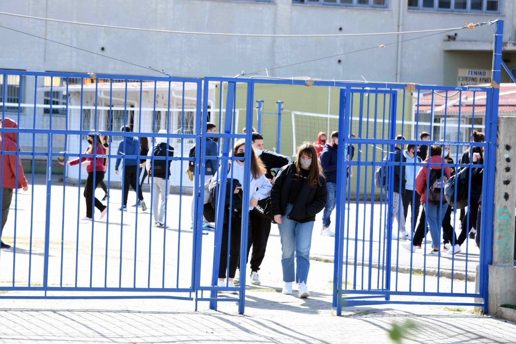 Σε έξαρση o κοροναϊός – Με 12 μέτρα θα ανοίξουν τα σχολεία τη Δευτέρα