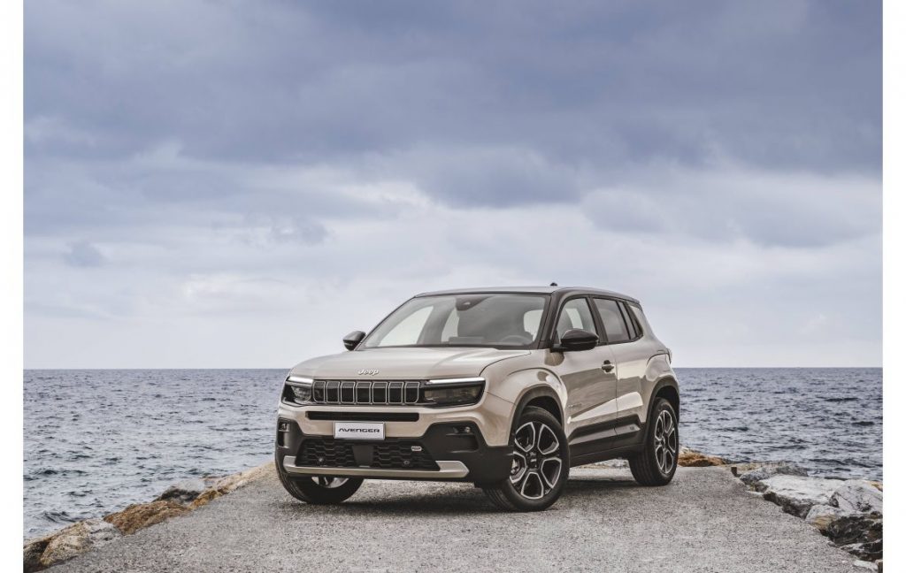 Η νέα, υβριδική έκδοση e-hybrid Jeep Αvenger είναι πλέον διαθέσιμη στη χώρα μας