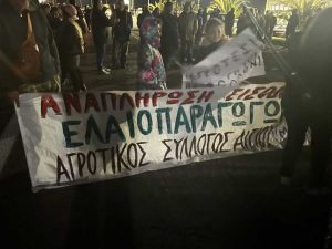 Αγρότες έκλεισαν τον δρόμο που οδηγεί στο Αίγιο – Κινητοποίηση με τρακτέρ και στη Λέσβο