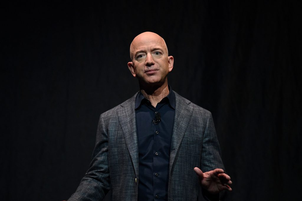 Πλουσιότερος κατά 2 δισ. ο Μπέζος – Πούλησε μετοχές της Amazon για πρώτη φορά από το 2021