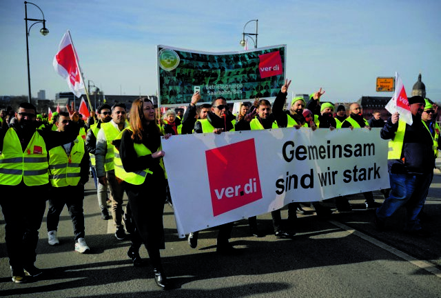 Οι εργαζόμενοι στρέφονται ξανά προς τα συνδικάτα