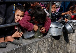 Γάζα: Βρέφος δύο μηνών πέθανε από ασιτία – Απλώνεται ο λιμός στον πολιορκημένο θύλακα