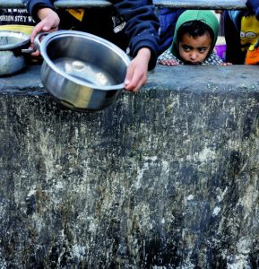 Γάζα: Τρώνε ζωοτροφές για να μην πεθάνουν
