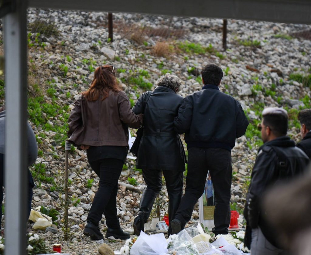 Τέμπη: Στον τόπο της τραγωδίας οι συγγενείς των θυμάτων – Βαρύ το κλίμα